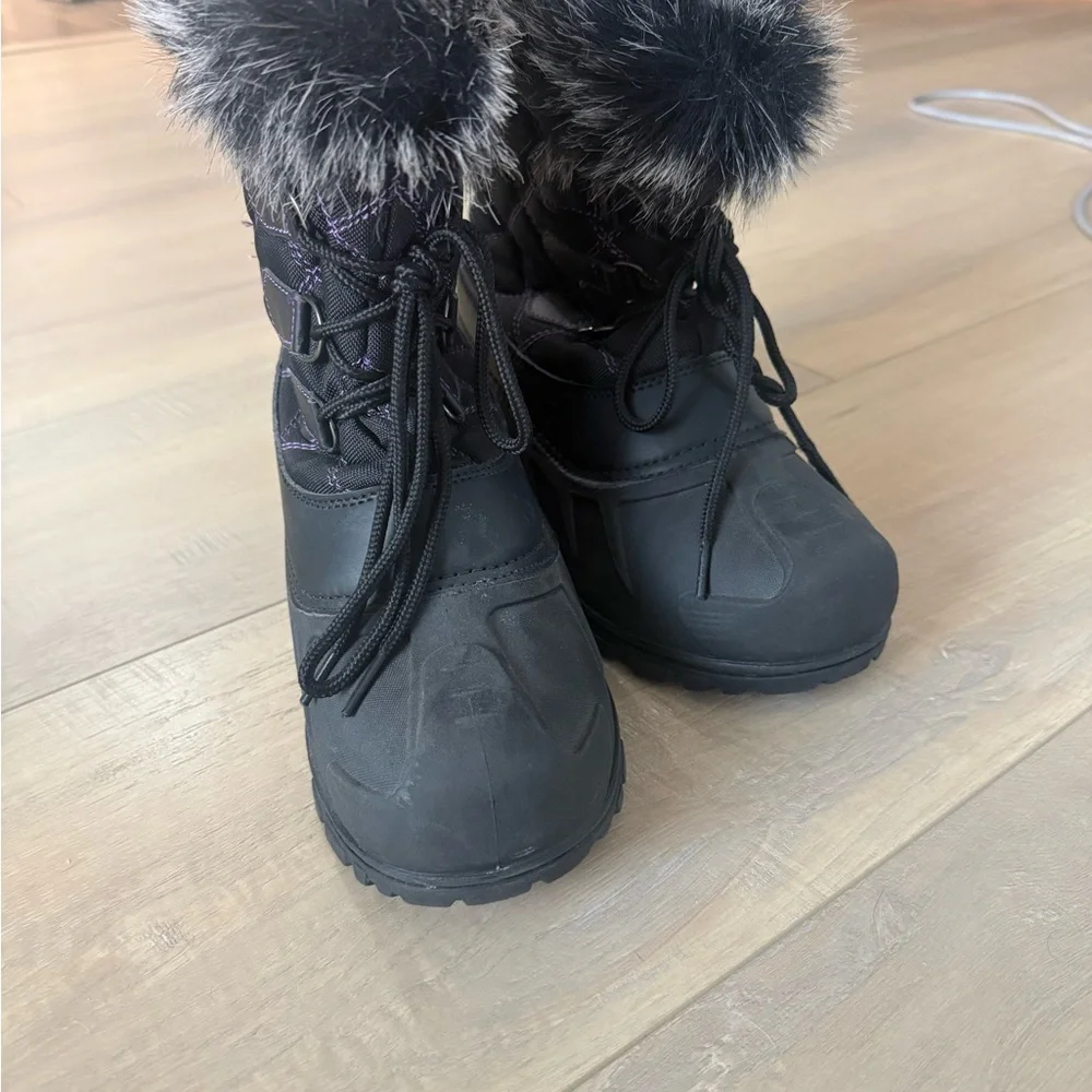Itasca Black Winter Boots with Faux Fur Trim